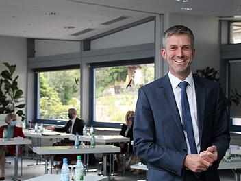Souverän leitet der neue Bürgermeister Jochen Vogel seine erste Stadtratssitzung. Die Tische stehen in gebührendem Abstand zueinander. Einzelne Stadträte tragen einen Mund- und Nasenschutz. Foto: Ulrike Müller