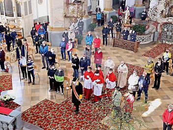 Kirchenschweizer Daniel Reitz zieht zusammen mit den Ministranten und der Geistlichkeit zum Hochaltar anlässlich der diesjährigen Wallfahrtsjahr-Eröffnung.