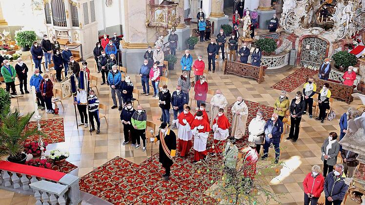 Kirchenschweizer Daniel Reitz zieht zusammen mit den Ministranten und der Geistlichkeit zum Hochaltar anlässlich der diesjährigen Wallfahrtsjahr-Eröffnung.