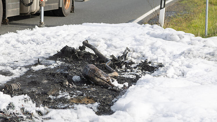 Fahrer bemerkt dichten Qualm aus Motorraum: Auto gerät in Vollbrand