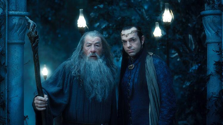 Alte Bekannte aus "Herr der Ringe": Elbenkönig Elrond (Hugo Weaving, rechts), und der Zauberer Gandalf (Ian McKellen) helfen Hobbits und Zwergen.