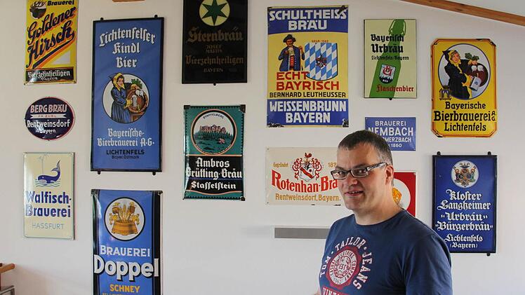 Am Treppenaufgang zu seinem Sammlerzimmer zieren verschiedene alte Brauereischilder die Wand von Wilhelm Kreller.