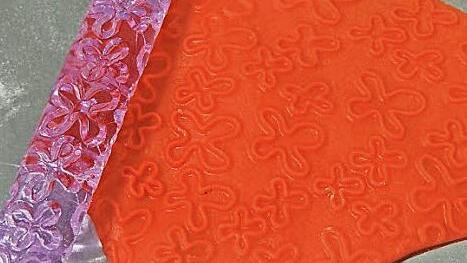 Der Prägestab, der dem Ausrollfondant ein Blumenmuster gibt, hat den Test bestanden und befindet sich im Sortiment. Mit den Kunden entwickelt Roland Huthansl immer wieder neue Produkte. Fotos: Johanna Eckert