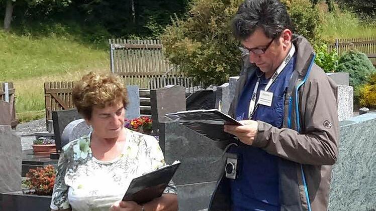 Klemmbrett und Bewertungsbogen waren schon beim Besichtigungsauftakt in Wernarz unverzichtbare Utensilien für Kreisverbandsvorsitzende Irmgard Heinrich (links) und Kreisfachberater Dieter Büttner. Foto: Rolf Pralle