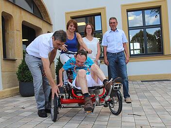 Günther Allinger, Vanessa Grimm, Christina Burkhard und Freundeskreis-Vorsitzender Herbert Fiederling (v.l.n.r.) probieren mit Christian (vorne) das neue Tandem aus. Foto: Lena Alt