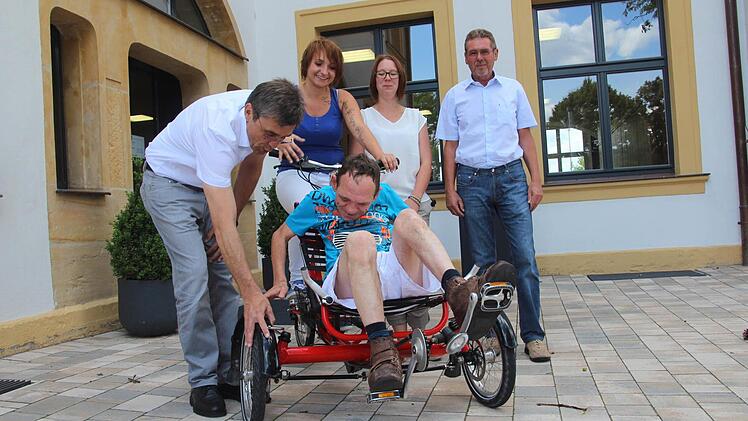 Günther Allinger, Vanessa Grimm, Christina Burkhard und Freundeskreis-Vorsitzender Herbert Fiederling (v.l.n.r.) probieren mit Christian (vorne) das neue Tandem aus. Foto: Lena Alt