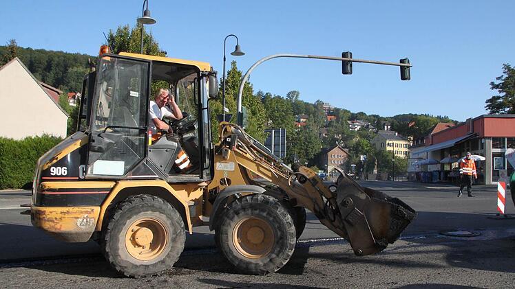 Asphaltierungsarbeiten am Deutschen Haus: Kleinere Teilstücke erledigen die Bauarbeiter in Handarbeit. Foto: Ulrike Müller