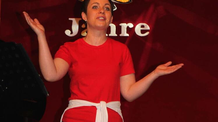 Da machten alle gerne mit: Sonja Wissmüller motivierte bei ihrem Song "Es lebe die SG" zum Aufstehen und Mitschunkeln. Fotos: Günther Geiling