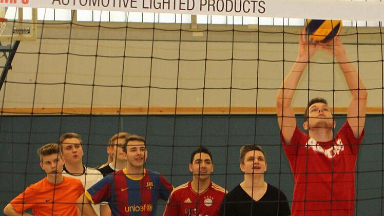 Die Schüler beim "Pritschen" des Balles am Netz.