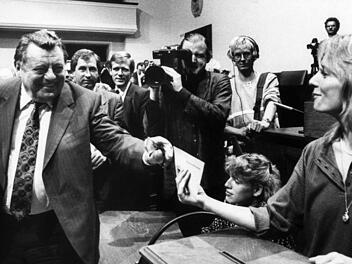 Hier reichten sich Schwarz-Grün erstmals die Hand in Bayern: Am 22. Oktober 1986 übergab Ministerpräsident Franz Josef Strauß der Grünen-Abgeordneten Christine Scheel bei der konstituierenden Sitzung den Stimmzettel für die Wahl des Landtagspräsidenten. Fotos: dpa/Archiv/privat