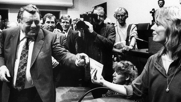 Hier reichten sich Schwarz-Grün erstmals die Hand in Bayern: Am 22. Oktober 1986 übergab Ministerpräsident Franz Josef Strauß der Grünen-Abgeordneten Christine Scheel bei der konstituierenden Sitzung den Stimmzettel für die Wahl des Landtagspräsidenten. Fotos: dpa/Archiv/privat