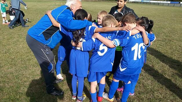 Jugendtrainer G&uuml;nter F&ouml;rtsch schw&ouml;rt die Kinder aufeinander auf dem Spielfeld ein. Foto: Manja von Nida