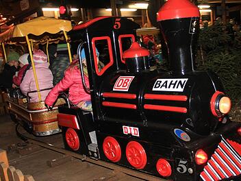 Die Märcheneisenbahn dreht noch bis zum 23. Dezember zu folgenden Öffnungszeiten ihre Runden auf dem Weihnachtsmarkt. Foto: Gerda Völk