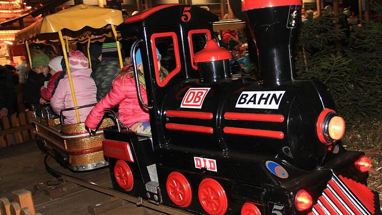 Die Märcheneisenbahn dreht noch bis zum 23. Dezember zu folgenden Öffnungszeiten ihre Runden auf dem Weihnachtsmarkt. Foto: Gerda Völk