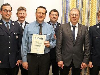 30 Jahre ist Harald Hümmer (mit Urkunde) bei der Feuerwehr Oberleiterbach. Dazu gratulierten (von links) Vorsitzender Philipp Kunzelmann, Kreisbrandmeister Andreas Schnapp, Zweiter Kommandant Udo Seelmann, Bürgermeister Volker Dittrich sowie Kommandant Benedikt Hennemann. Foto: Martina Drossel