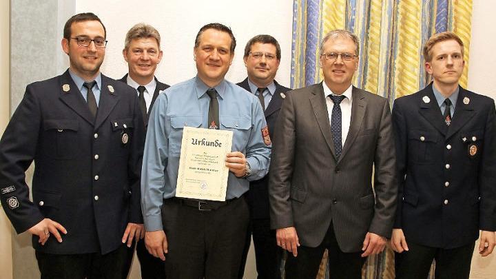 30 Jahre ist Harald Hümmer (mit Urkunde) bei der Feuerwehr Oberleiterbach. Dazu gratulierten (von links) Vorsitzender Philipp Kunzelmann, Kreisbrandmeister Andreas Schnapp, Zweiter Kommandant Udo Seelmann, Bürgermeister Volker Dittrich sowie Kommandant Benedikt Hennemann. Foto: Martina Drossel