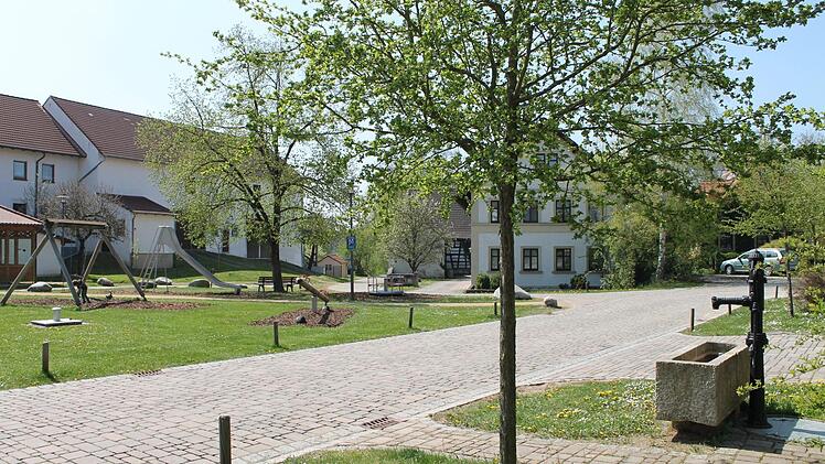 Etwas ganz Besonderes: der neu gestaltete Dorfplatz in Meedensdorf.