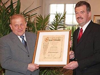 Im April 2008 überreichte Bürgermeister Hans Beck (r.) seinem Vorgänger Erwin Ruhl die Urkunde zur Ernennung als Ehrenbürger der Gemeinde Pommersfelden. Foto: Evi Seeger (Archiv)