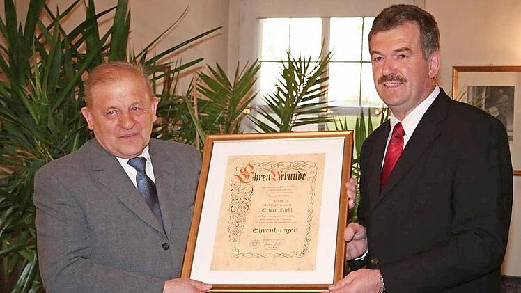Im April 2008 überreichte Bürgermeister Hans Beck (r.) seinem Vorgänger Erwin Ruhl die Urkunde zur Ernennung als Ehrenbürger der Gemeinde Pommersfelden. Foto: Evi Seeger (Archiv)