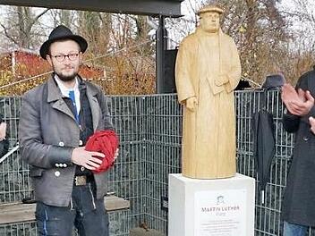 Enthüllung der Martin-Luther-Statue auf dem neuen Martin-Luther-Platz beim Wasserspielplatz. Auf dem Foto (von links): Ideengeber Bernhard Adrian, Holzbildhauergeselle Johannes Brennsteiner, Pfarrer Matthias Schricker und Bürgermeister Georg Seiffert.  Foto: Marion Eckert