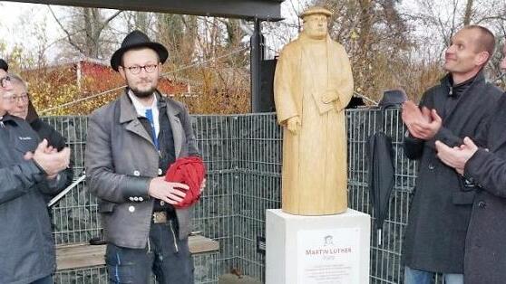 Enthüllung der Martin-Luther-Statue auf dem neuen Martin-Luther-Platz beim Wasserspielplatz. Auf dem Foto (von links): Ideengeber Bernhard Adrian, Holzbildhauergeselle Johannes Brennsteiner, Pfarrer Matthias Schricker und Bürgermeister Georg Seiffert.  Foto: Marion Eckert