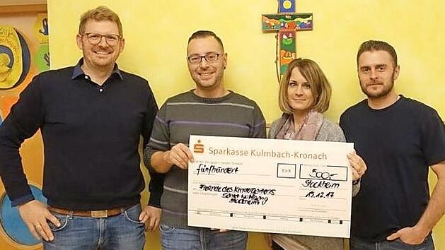 Der neue Vorstand des F&ouml;rdervereins nahm eine Geldspende von der Sparkasse entgegen (von links): Henry Wei&szlig;bach (Kassier), Christian Krause (1. Vorsitzender), Kristina Heinlein-Schubart (Schriftf&uuml;hrerin und Vertreterin der Sparkasse Kulmbach-Kronach), Sven Kratochvill (2. Vorsitzender)  Foto: K.- H. Hofmann