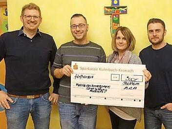 Der neue Vorstand des Fördervereins nahm eine Geldspende von der Sparkasse entgegen (von links): Henry Weißbach (Kassier), Christian Krause (1. Vorsitzender), Kristina Heinlein-Schubart (Schriftführerin und Vertreterin der Sparkasse Kulmbach-Kronach), Sven Kratochvill (2. Vorsitzender)  Foto: K.- H. Hofmann