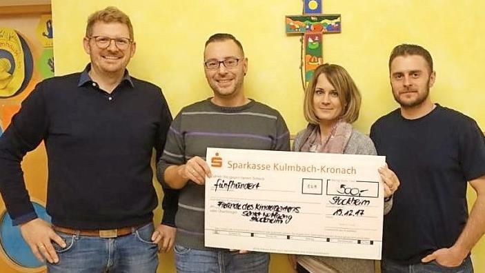 Der neue Vorstand des Fördervereins nahm eine Geldspende von der Sparkasse entgegen (von links): Henry Weißbach (Kassier), Christian Krause (1. Vorsitzender), Kristina Heinlein-Schubart (Schriftführerin und Vertreterin der Sparkasse Kulmbach-Kronach), Sven Kratochvill (2. Vorsitzender)  Foto: K.- H. Hofmann