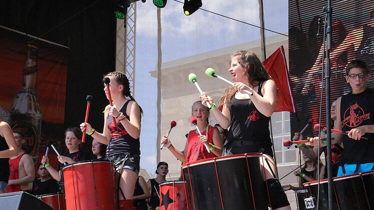 Samba-Festival 2018 in Coburg: Die Gruppe Como Vento aus Altenburg lieferte am Samstagnachmittag eine tolle Show auf der Hauptbühne am Schlossplatz. Oliver Schmidt