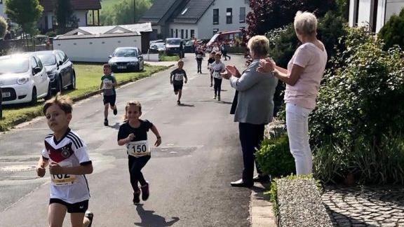 Die Bambini spurteten die 600 Meter nahezu durch. Foto: Häfner