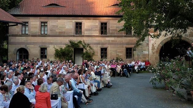 Gut 500 Besucher waren in den Wernsteiner Schlosshof gekommen, um das Konzert der Festspielhornisten zu erleben. Foto: Werner Rei&szlig;aus