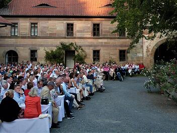 Gut 500 Besucher waren in den Wernsteiner Schlosshof gekommen, um das Konzert der Festspielhornisten zu erleben. Foto: Werner Reißaus