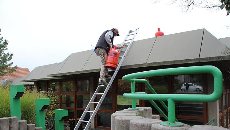 Die Aischtalhalle in Höchstadt  ist in die Jahre gekommen.  Dachdecker sind in diesen Tagen dabei, mit Gasbrennern schadhafte Schweißbahnen  zu erneuern. Foto: Christian Bauriedel