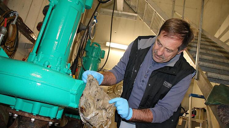 Wie ein langer verfilzter Zopf sieht der Strang an Feuchttüchern aus, den Abwassermeister Albrecht Leurer gerade aus einer der Pumpen in der Hammelburger Kläranlage geholt hat. Regelmäßig fallen Pumpen wegen Abfall im Abwasser aus. Foto: Ralf Ruppert