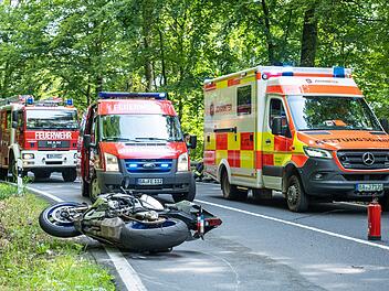 Motorradfahrer stürzt und wird von entgegenkommenden Auto erfasst: 27-Jähriger verstirbt noch an Unfallstelle