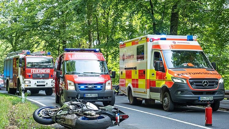 Motorradfahrer stürzt und wird von entgegenkommenden Auto erfasst: 27-Jähriger verstirbt noch an Unfallstelle