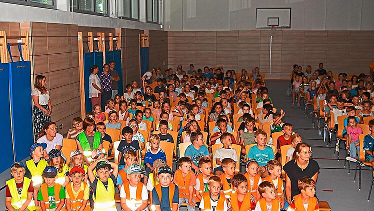 Aufmerksam lauschten die Kinder dem Musical &bdquo;Nora und der Sternenputzer&ldquo;.