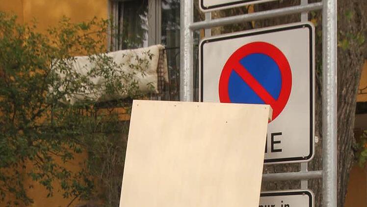 Verkehrsreferent Harald Pascheer bei der Enthüllung der neuen Portalschilder für die verkehrsberuhigte Zone.