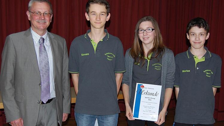 Bogenmannschaft des Schützenvereins Bavaria: Elisa Tartler, Steven Schulz und Marius holten bei den Bayerischen Meisterschaften den Meistertitel und wurden Vize-Meister bei den Deutschen Meisterschaften.