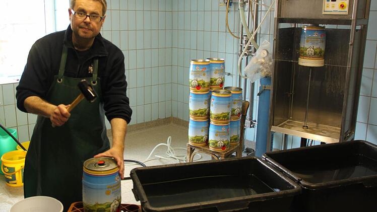 Mein Arbeitsplatz; rechts die Abfüllanlage, vorne die beiden Becken zum Desinfizieren und Waschen der befüllten Fässchen.