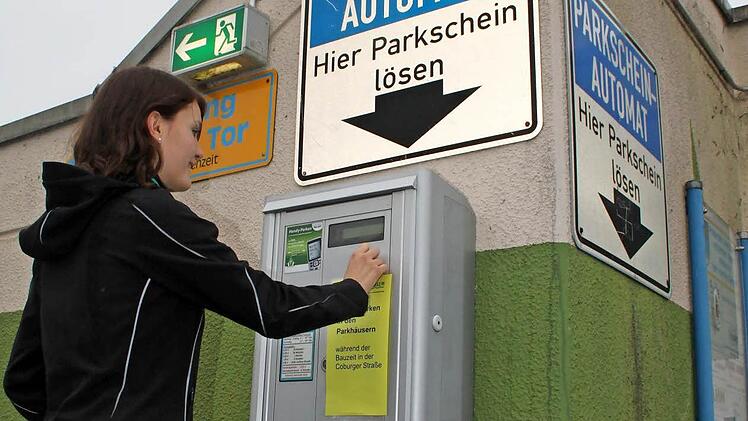 Das Parken soll billiger werden: Um Einwohnern der Innenstadt ohne eigene Parkmöglichkeit die Chance zu geben, ihr Auto günstig abzustellen, beschloss der Lichtenfelser Stadtrat gestern Abend die Senkung der Jahresgebühr um 130 Euro. Aber auch die Tagesgebühr wird um zwei Euro billiger und beträgt ab 1. Januar vier Euro. Foto: Steffen Huber