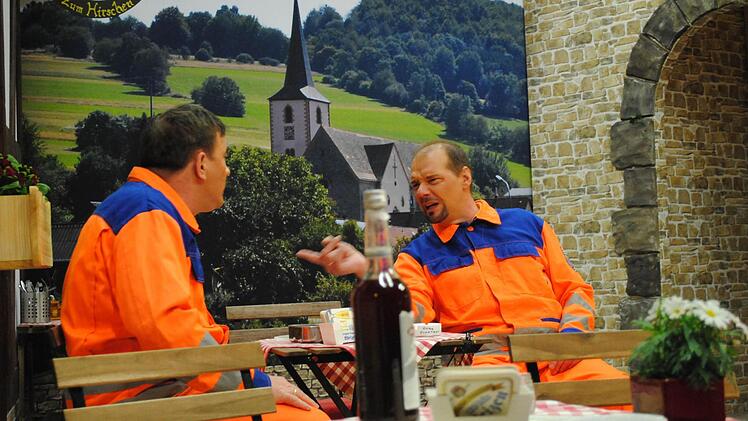 Frank Rüttiger und Roland Heublein glänzten als italienische Müllmänner. Foto: Evelyn Schneider