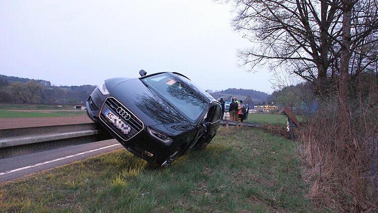 Die beiden Insassen hatten Glück im Unglück. Sie blieben unverletzt.   Foto: Friedwald Schedel