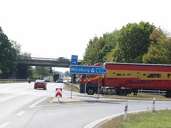 Nach Aussage des Lkw-Fahrers verdeckte ihm das Autobahnschild an der Ausfahrt die Sicht.  Foto: C. Bauriedel