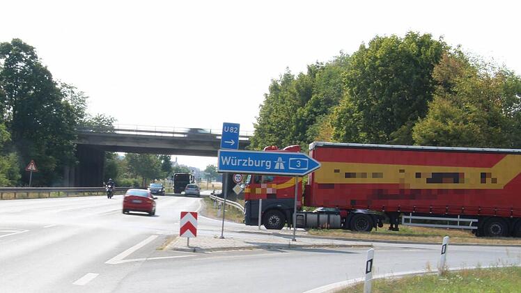 Nach Aussage des Lkw-Fahrers verdeckte ihm das Autobahnschild an der Ausfahrt die Sicht.  Foto: C. Bauriedel