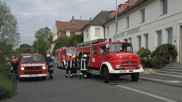 Die Feuerwehren parkten ihre Autos so, dass sie sich nicht gegenseitig behinderten.