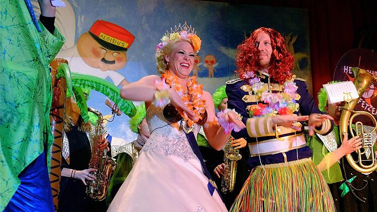 Blumenschmuck für die Königin sowie Perücke und Bastrock für den König ließen Larissa Lehmann und Jürgen Seit in völlig neuem Outfit erscheinen. Fotos: Gerd Schaar