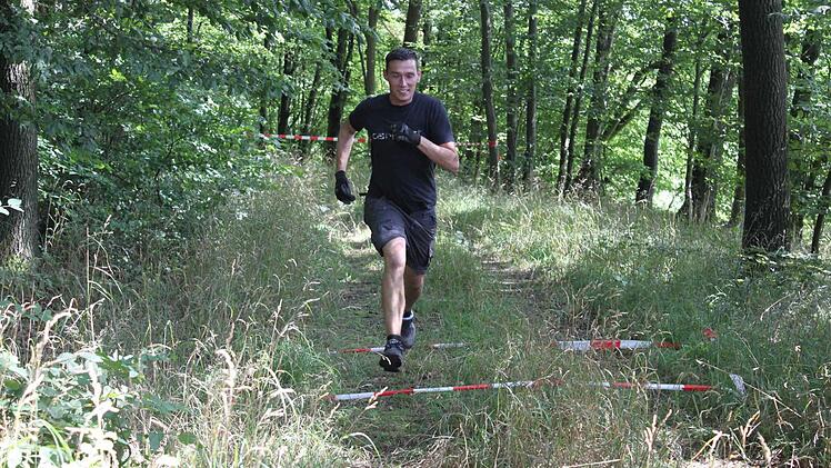 Mit Spa&szlig; dabei: Familienvater Matthias Mergenthaler beim Endspurt.