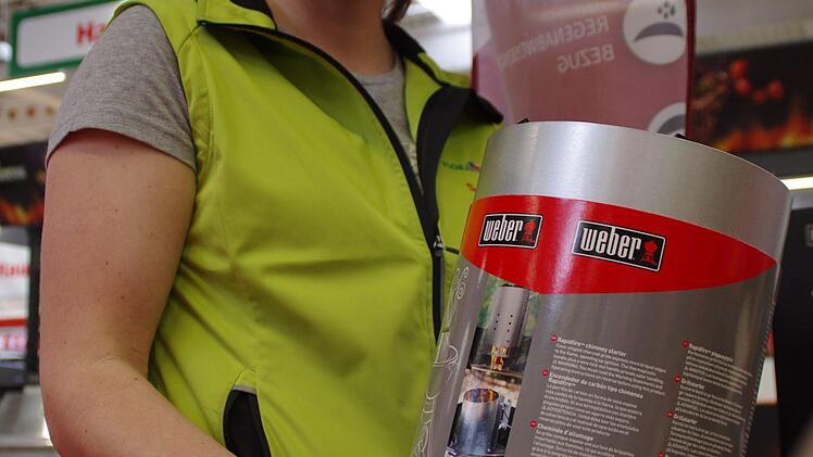 Grillbriketts müssen nicht zwingend im Grill entzündet werden. Alternativ gibt es Grillkamine, wie hier von Susan Spörl gezeigt. Foto: Marco Meißner