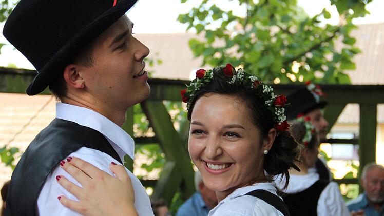 Tobias Hahn und Melissa Schindler bei ihrem ersten Tanz auf der Linde.